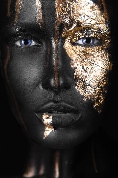 Dark skinned woman with gold make-up - vrouw met goud – plexiglas – aluminium – canvas