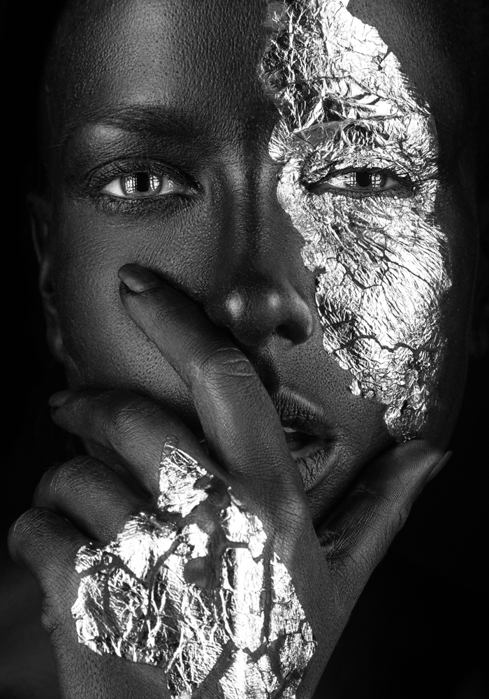 Dark skinned woman with silver make-up #2 – plexiglas – aluminium – canvas