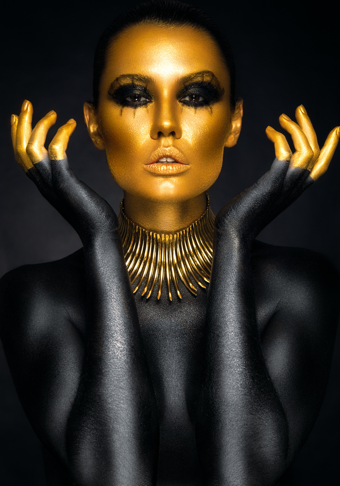 Portrait of woman in gold and black - vrouw met goud en zwart – plexiglas – aluminium – canvas
