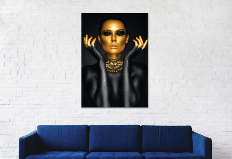 Portrait of woman in gold and black - vrouw met goud en zwart – plexiglas – aluminium – canvas - Afbeelding 2