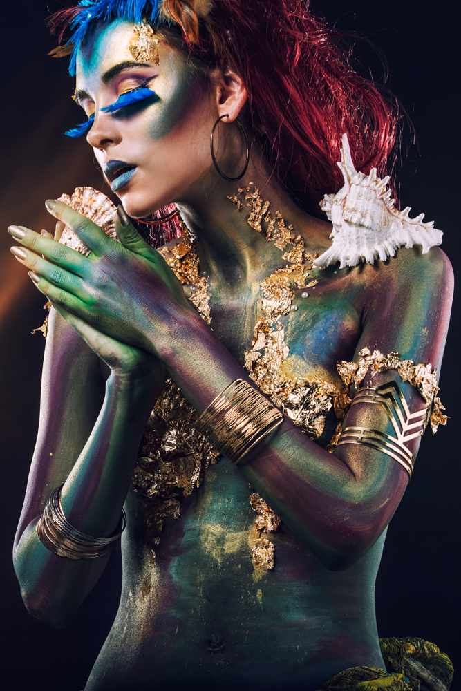 Beautiful young girl with body art in fantasy style - vrouw met kunst – plexiglas – aluminium – canvas
