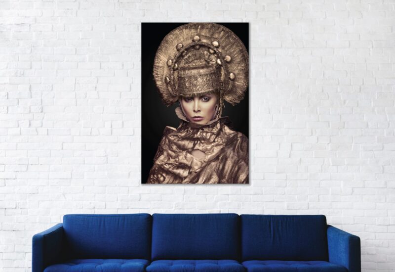 Woman decorative head wear 1 - vrouw met goud – plexiglas – aluminium – canvas - Afbeelding 2