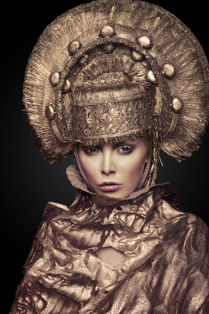 Woman decorative head wear 1 - vrouw met goud – plexiglas – aluminium – canvas