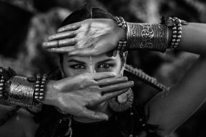 Beautiful woman posing in tribal concept at nature – plexiglas – aluminium – canvas