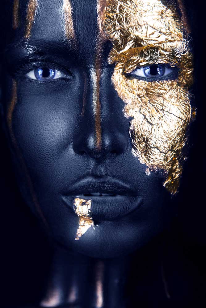 Dark skinned girl with gold blue make up - vrouw met blauw make-up – plexiglas – aluminium – canvas